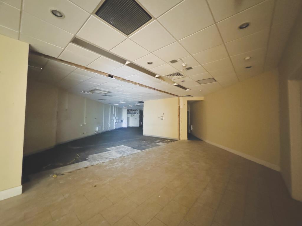 Lot: 85 - FORMER BANK PREMISES - Ample shop floor space